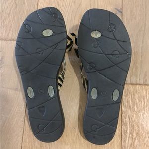 guess bow tie flip flops